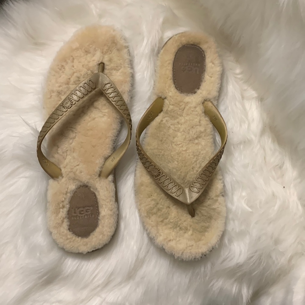 Ugg flip flops